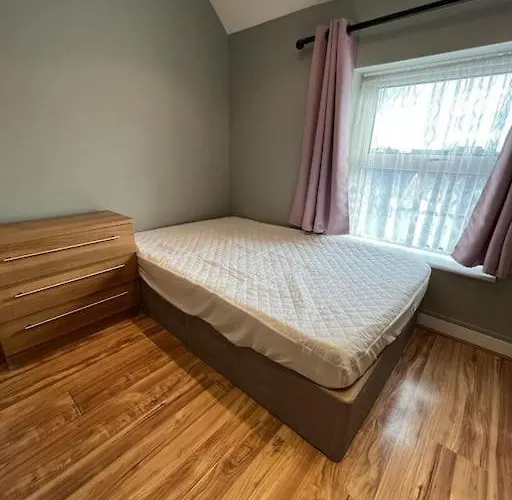 Small Studio Apartment Mins Walks To City Centre