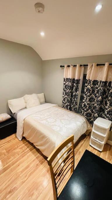 Apartment Small Mins Walks To Centre