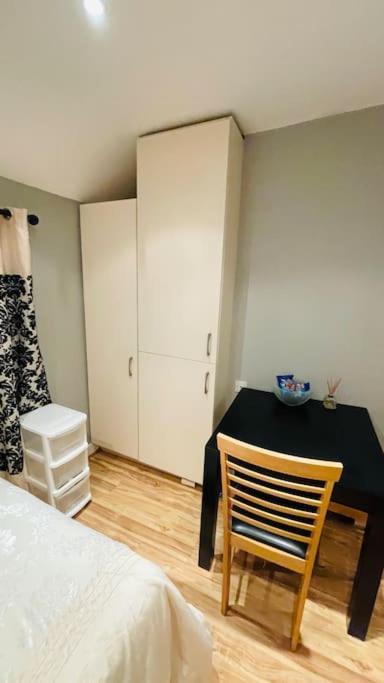 Apartment Small Mins Walks To Centre *